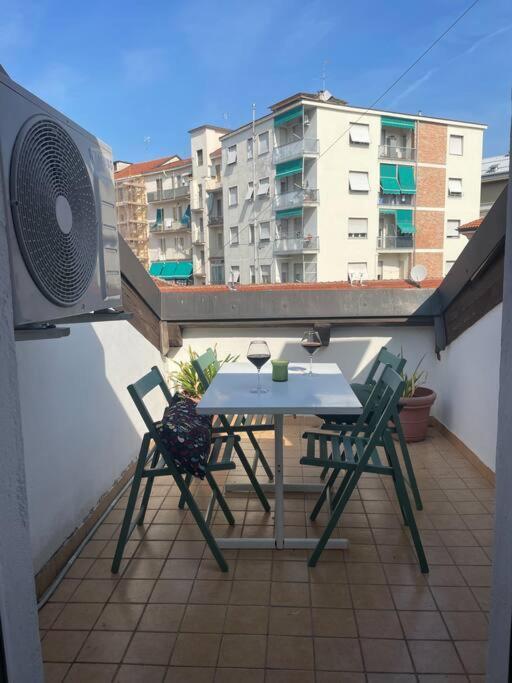 Centro Storico-Mansarda Verde Con Terrazzino E A/C Asti Kültér fotó